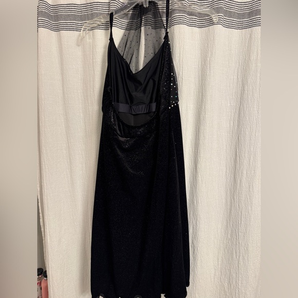 Elegant Black Halter Dress - Picture 3 of 4